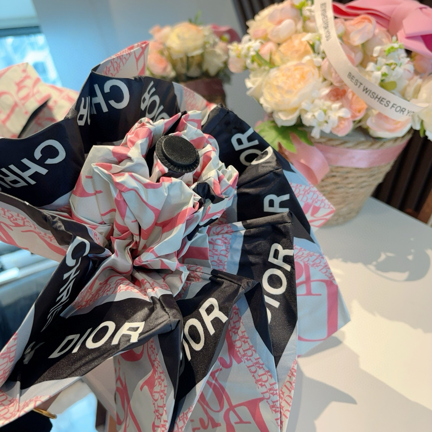  DIOR （迪奥） 五折手开折叠伞 超轻口袋 仅18cm  热卖款 时尚指数爆表 无论晴天雨天使用都相