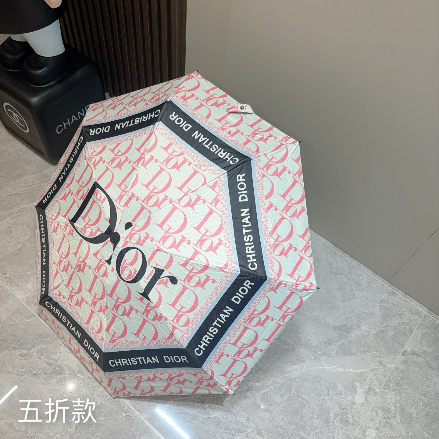  DIOR （迪奥） 五折手开折叠伞 超轻口袋 仅18cm  热卖款 时尚指数爆表 无论晴天雨天使用都相
