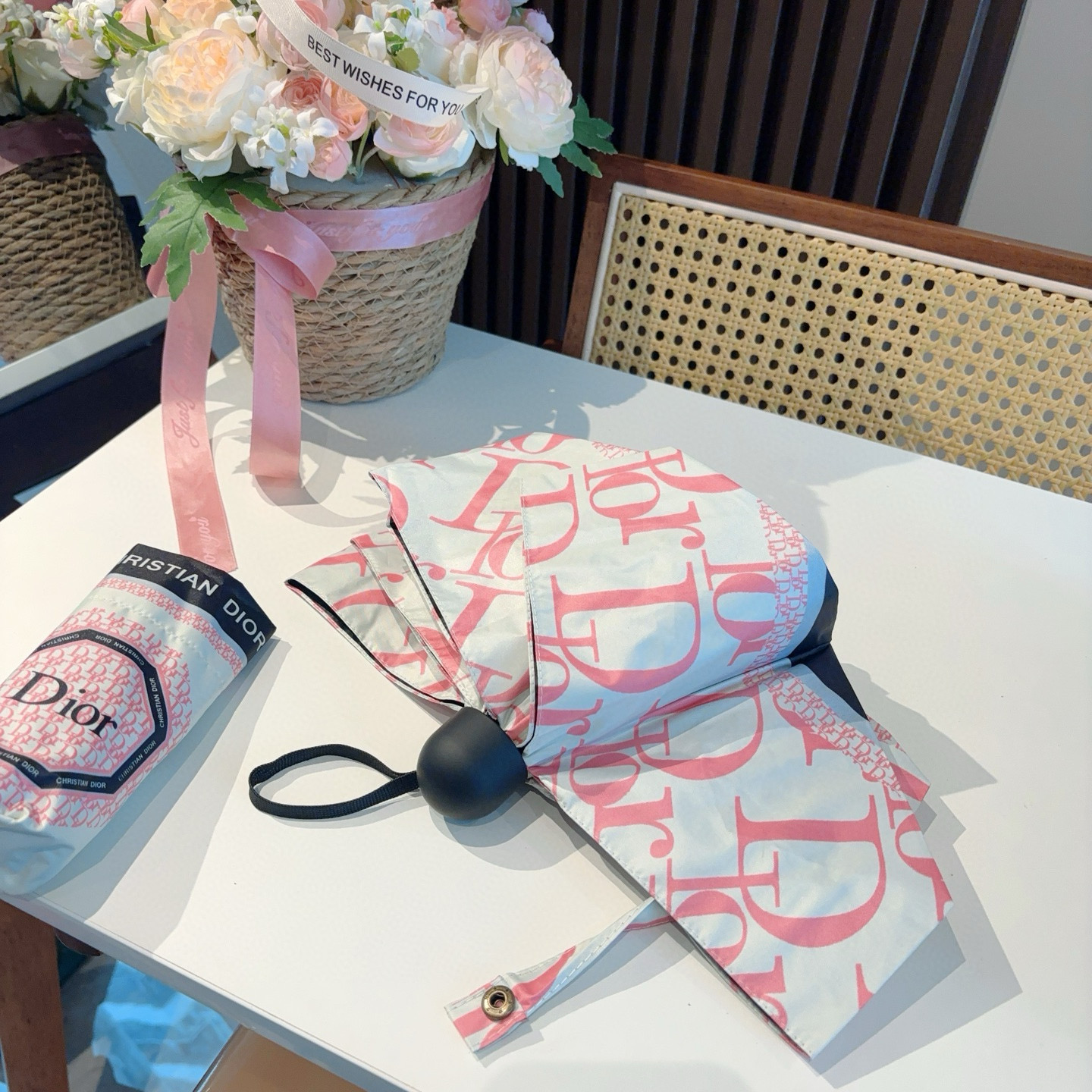  DIOR （迪奥） 五折手开折叠伞 超轻口袋 仅18cm  热卖款 时尚指数爆表 无论晴天雨天使用都相