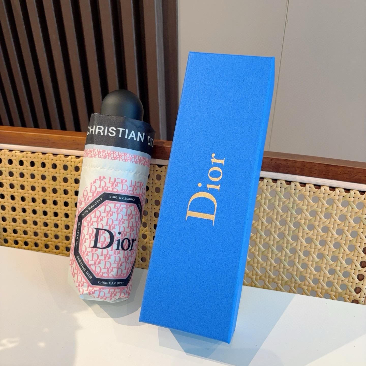  DIOR （迪奥） 五折手开折叠伞 超轻口袋 仅18cm  热卖款 时尚指数爆表 无论晴天雨天使用都相