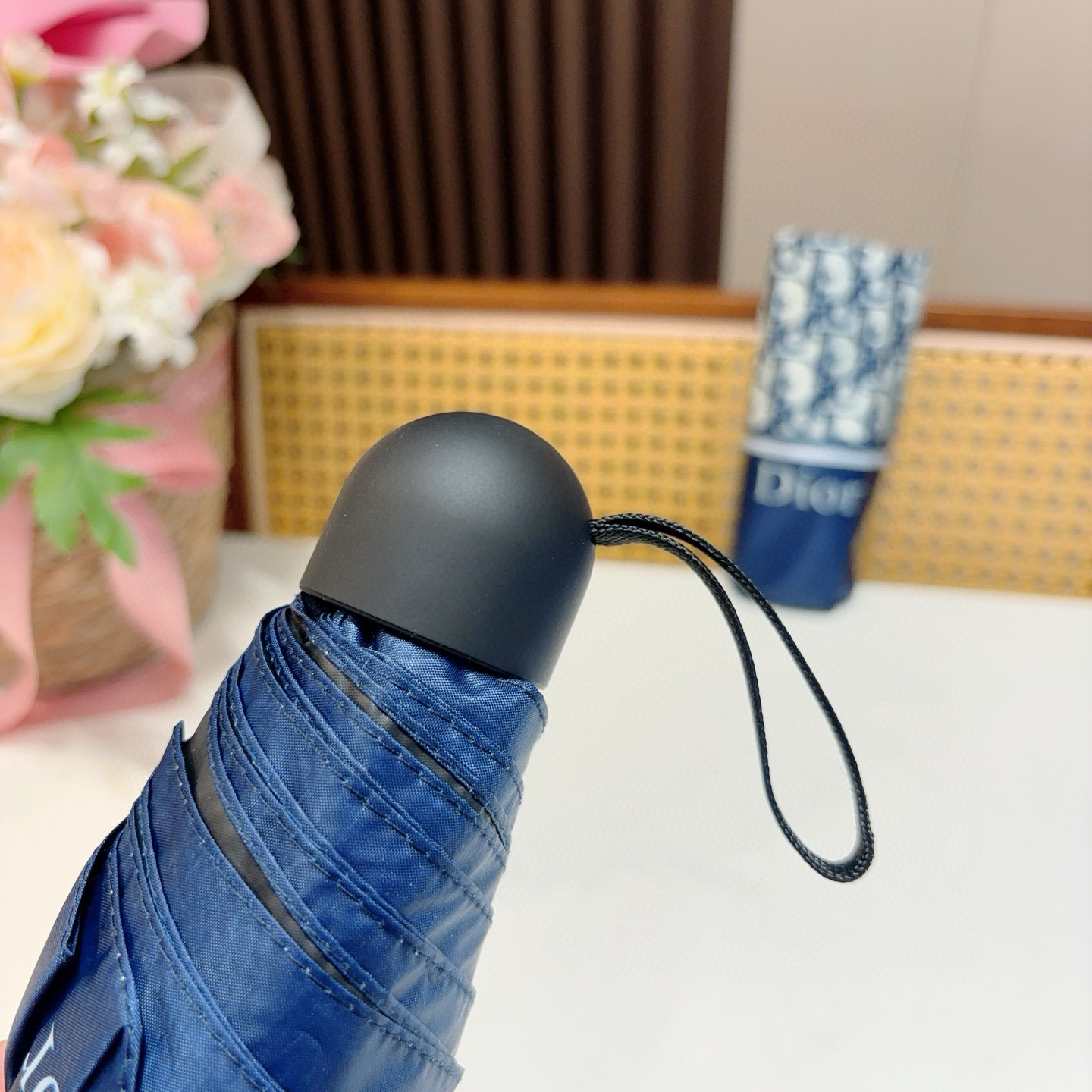  DIOR （迪奥） 五折手开折叠伞 超轻口袋 仅18cm  热卖款 时尚指数爆表 无论晴天雨天使用都相
