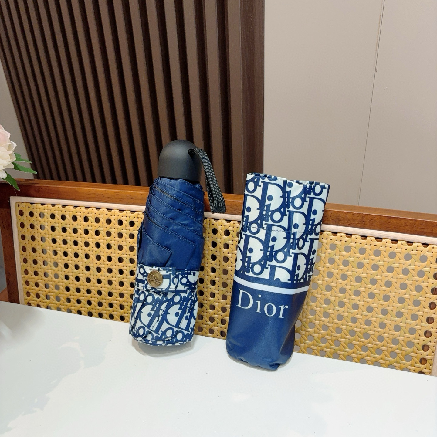  DIOR （迪奥） 五折手开折叠伞 超轻口袋 仅18cm  热卖款 时尚指数爆表 无论晴天雨天使用都相