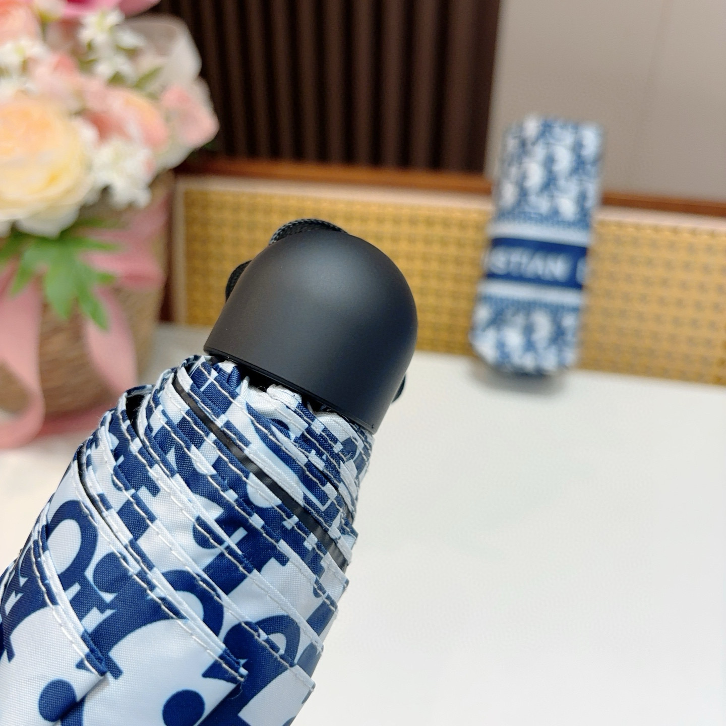  DIOR （迪奥） 五折手开折叠伞 超轻口袋 仅18cm  热卖款 时尚指数爆表 无论晴天雨天使用都相