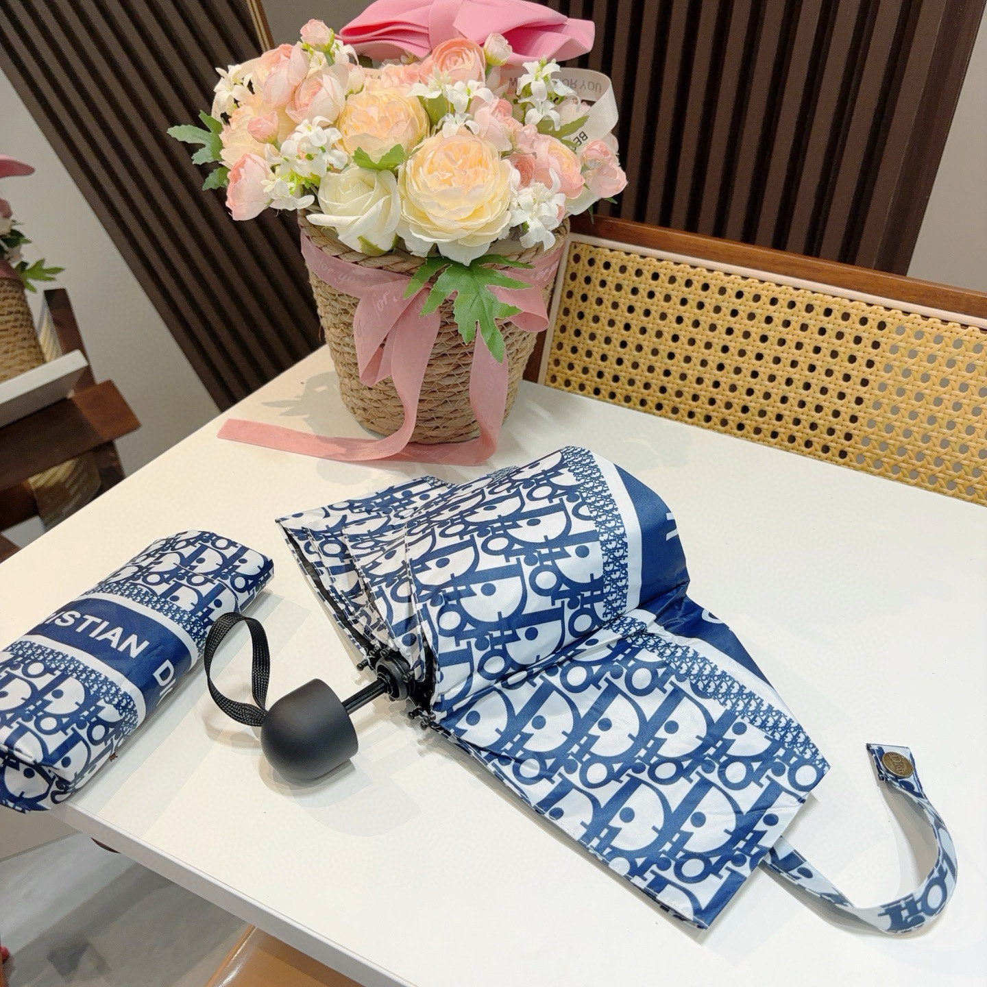  DIOR （迪奥） 五折手开折叠伞 超轻口袋 仅18cm  热卖款 时尚指数爆表 无论晴天雨天使用都相