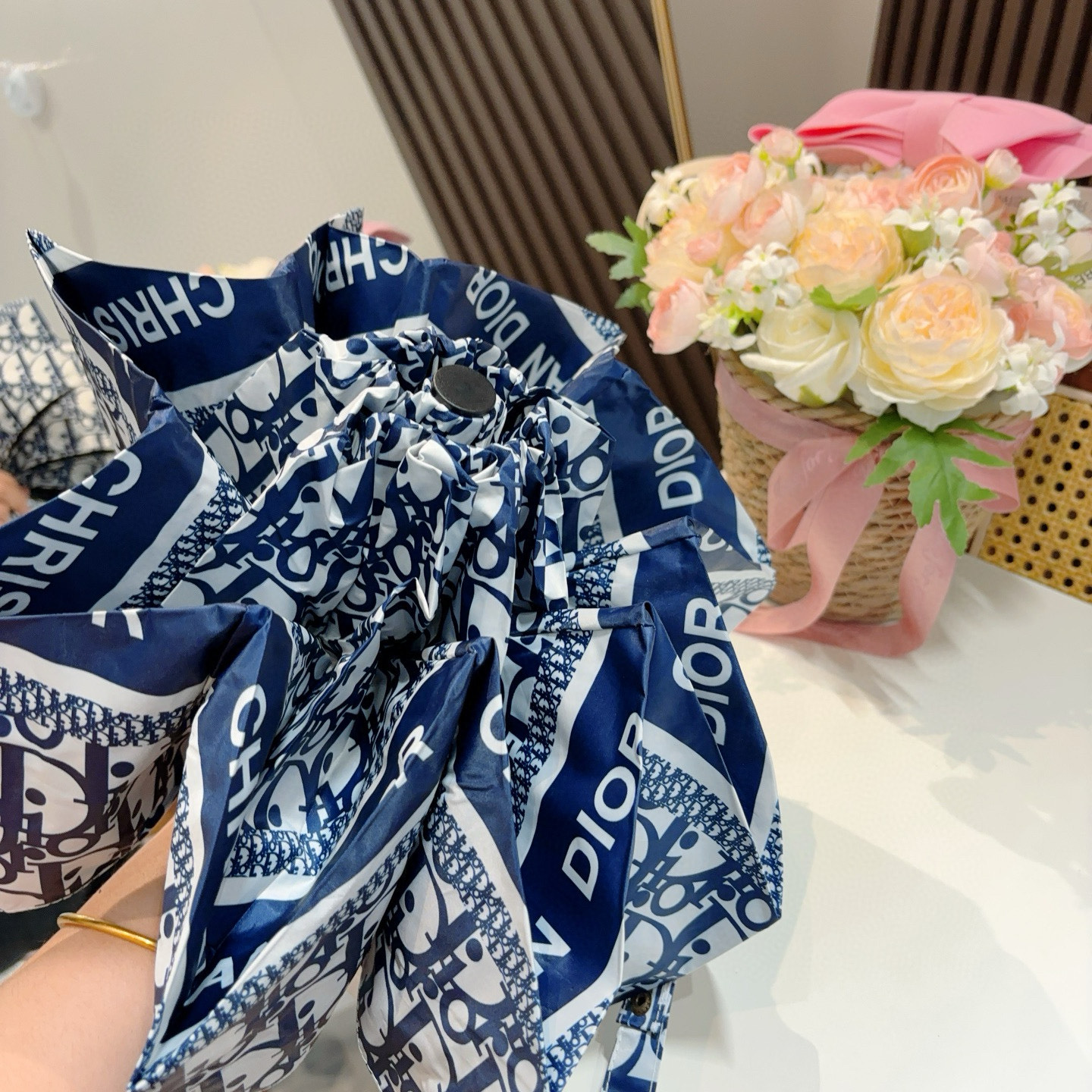  DIOR （迪奥） 五折手开折叠伞 超轻口袋 仅18cm  热卖款 时尚指数爆表 无论晴天雨天使用都相