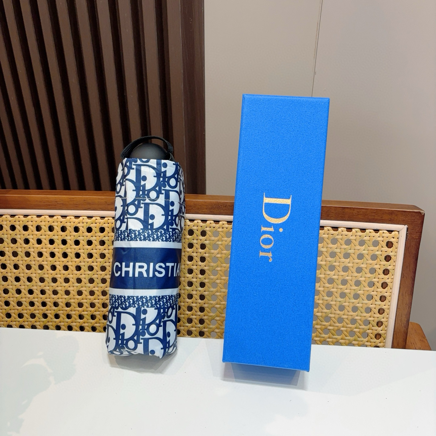  DIOR （迪奥） 五折手开折叠伞 超轻口袋 仅18cm  热卖款 时尚指数爆表 无论晴天雨天使用都相