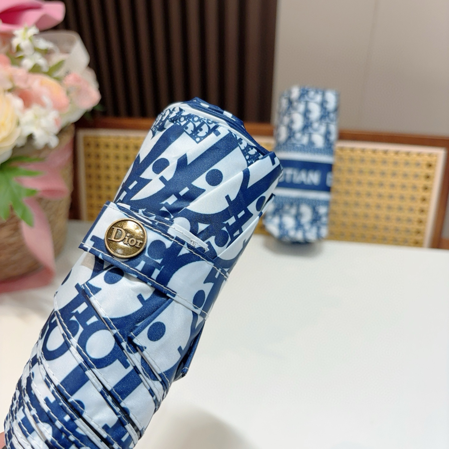  DIOR （迪奥） 五折手开折叠伞 超轻口袋 仅18cm  热卖款 时尚指数爆表 无论晴天雨天使用都相