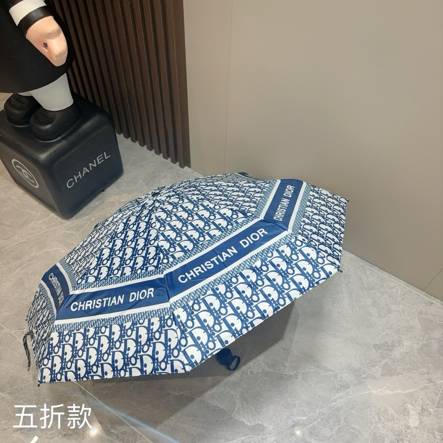  DIOR （迪奥） 五折手开折叠伞 超轻口袋 仅18cm  热卖款 时尚指数爆表 无论晴天雨天使用都相