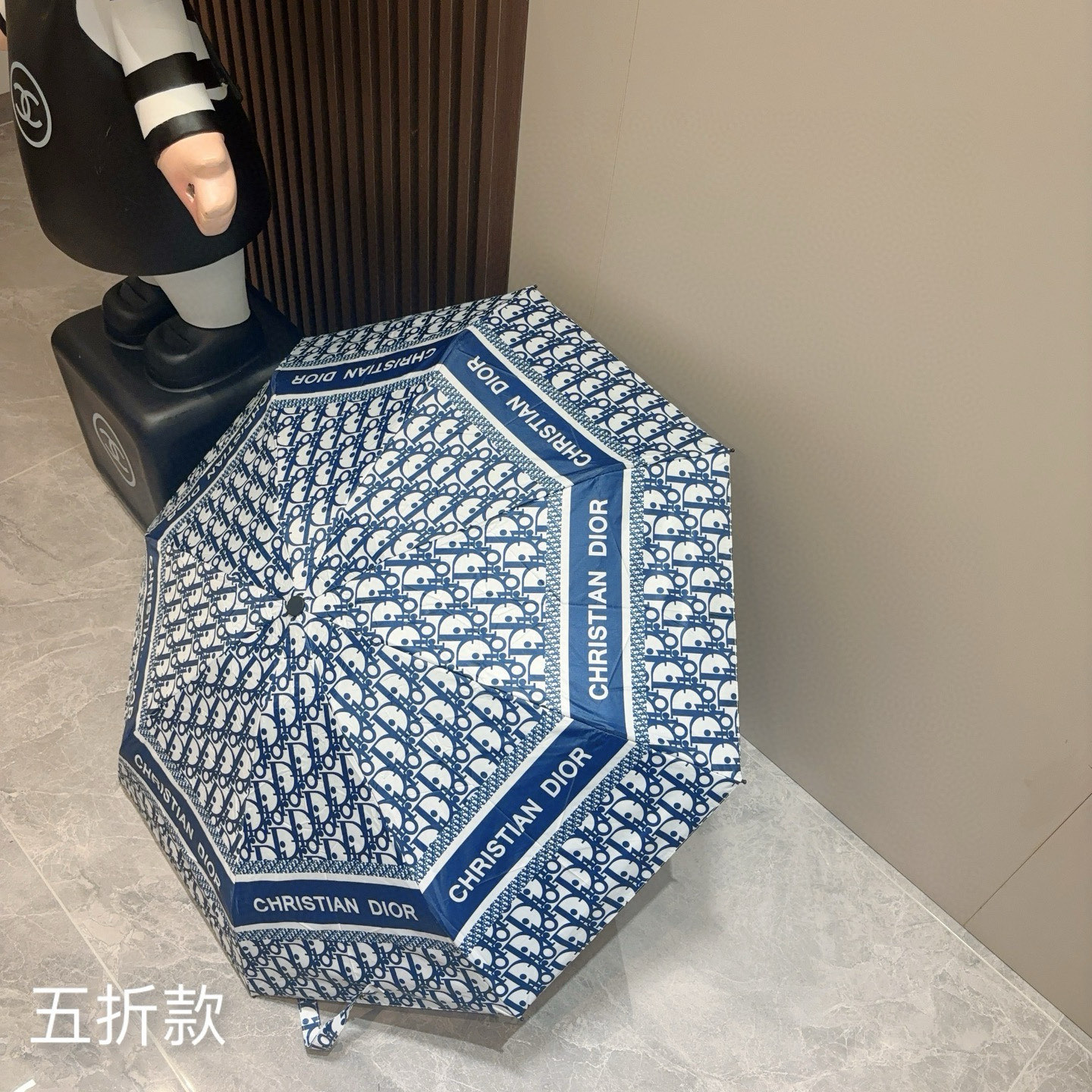  DIOR （迪奥） 五折手开折叠伞 超轻口袋 仅18cm  热卖款 时尚指数爆表 无论晴天雨天使用都相