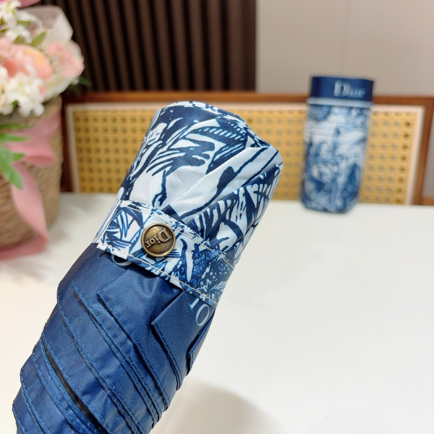  DIOR （迪奥） 五折手开折叠伞 超轻口袋 仅18cm  热卖款 时尚指数爆表 无论晴天雨天使用都相