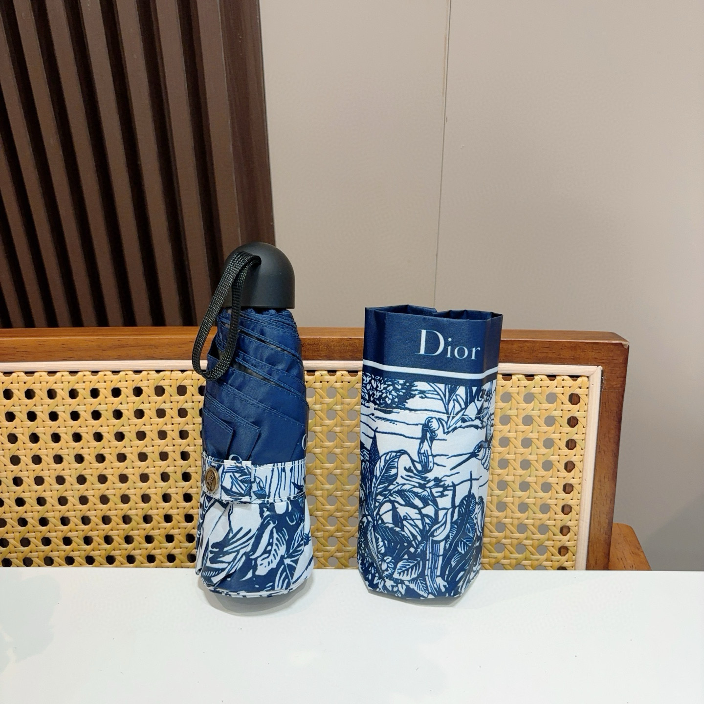  DIOR （迪奥） 五折手开折叠伞 超轻口袋 仅18cm  热卖款 时尚指数爆表 无论晴天雨天使用都相