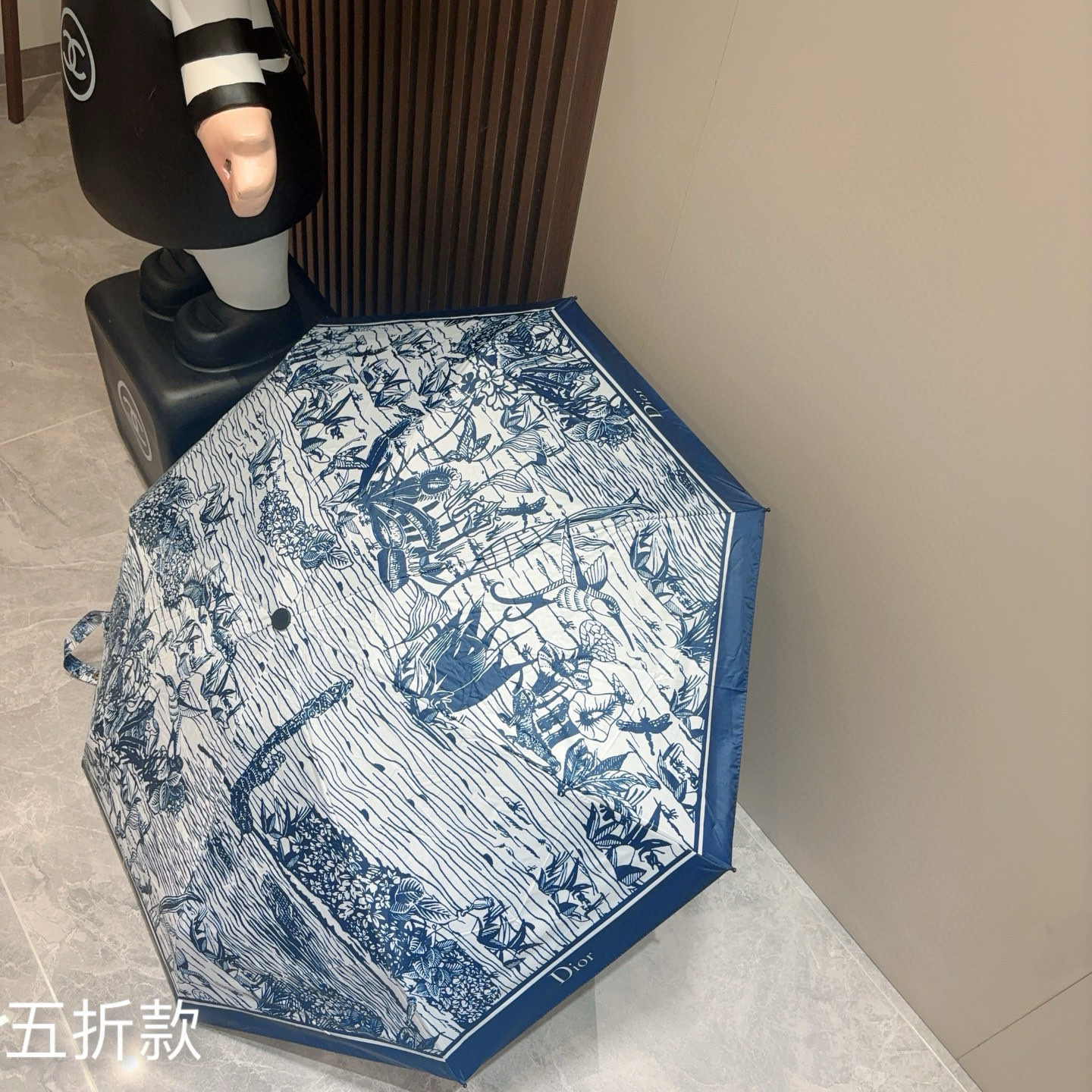 DIOR （迪奥） 五折手开折叠伞 超轻口袋 仅18cm  热卖款 时尚指数爆表 无论晴天雨天使用都相