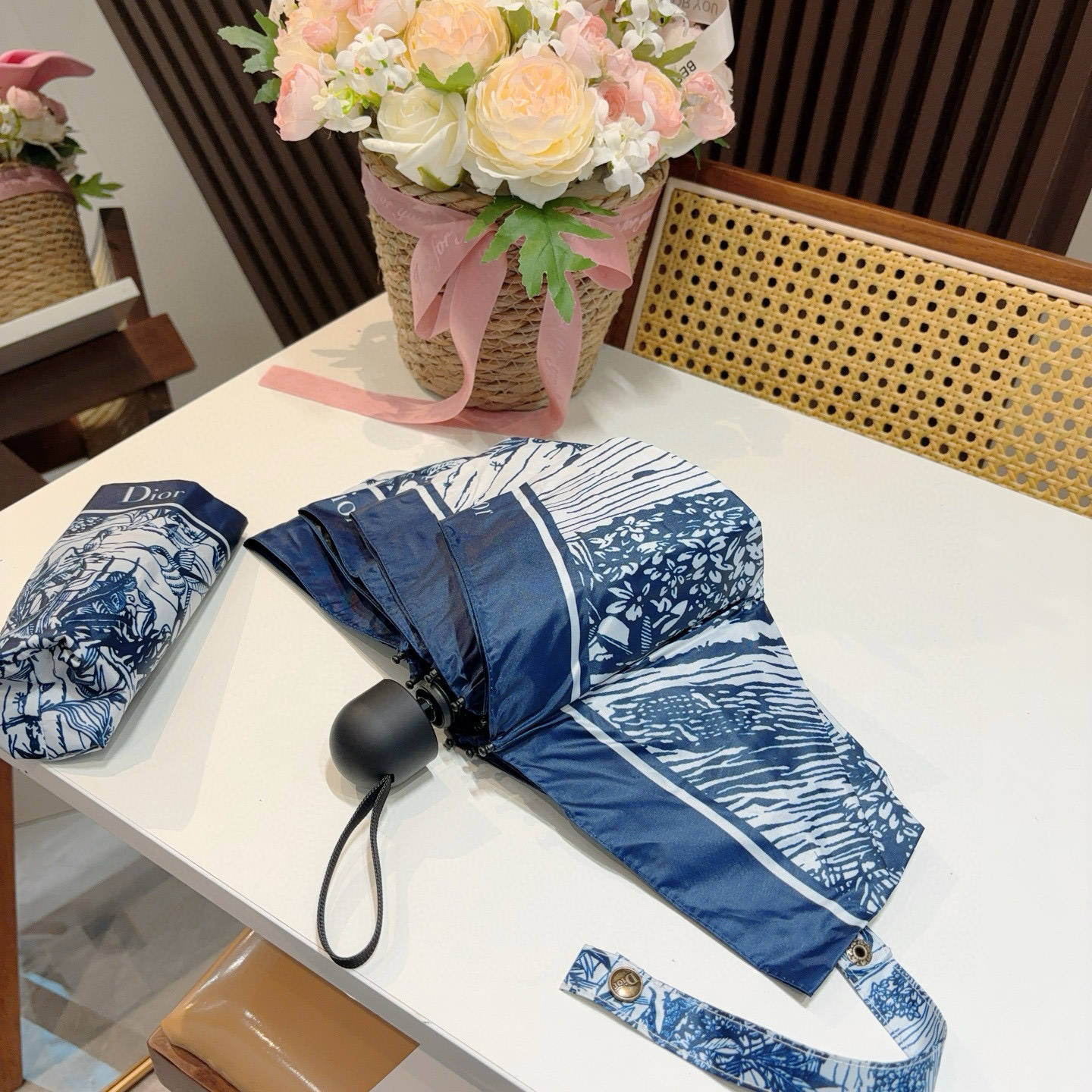  DIOR （迪奥） 五折手开折叠伞 超轻口袋 仅18cm  热卖款 时尚指数爆表 无论晴天雨天使用都相