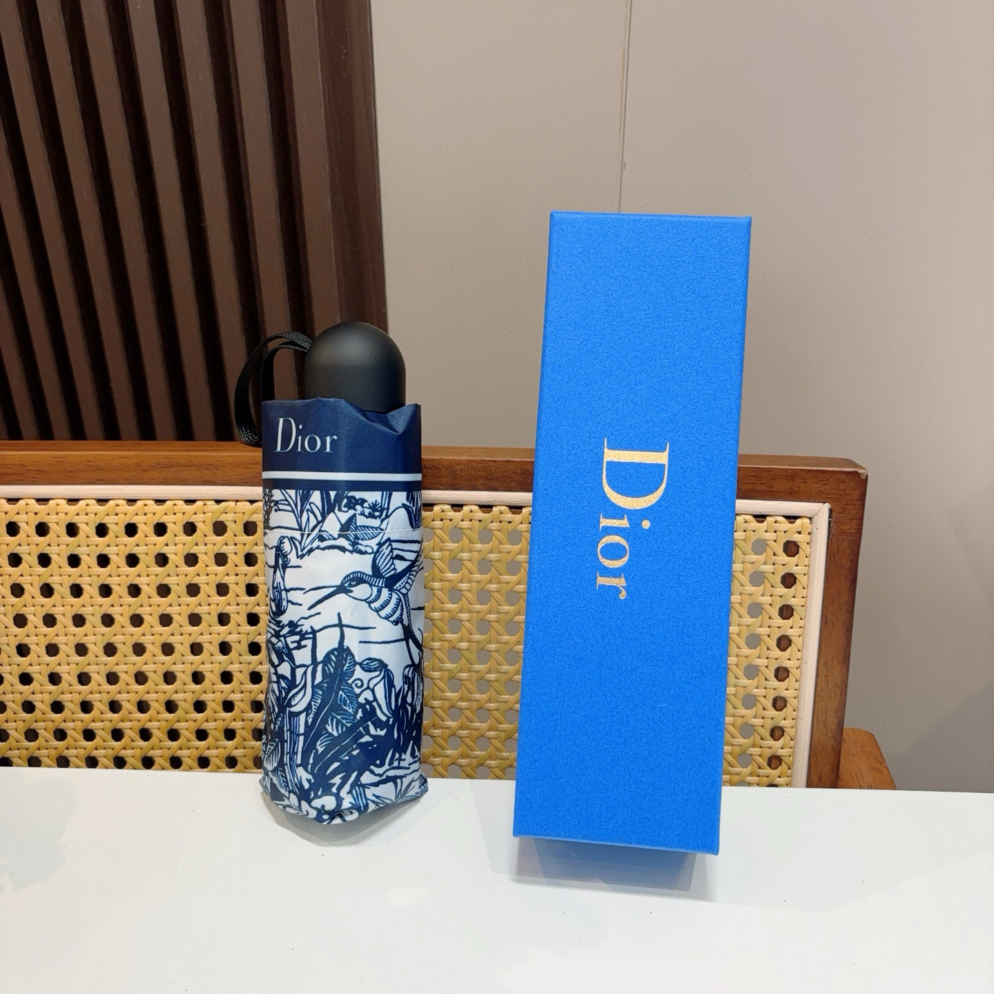  DIOR （迪奥） 五折手开折叠伞 超轻口袋 仅18cm  热卖款 时尚指数爆表 无论晴天雨天使用都相