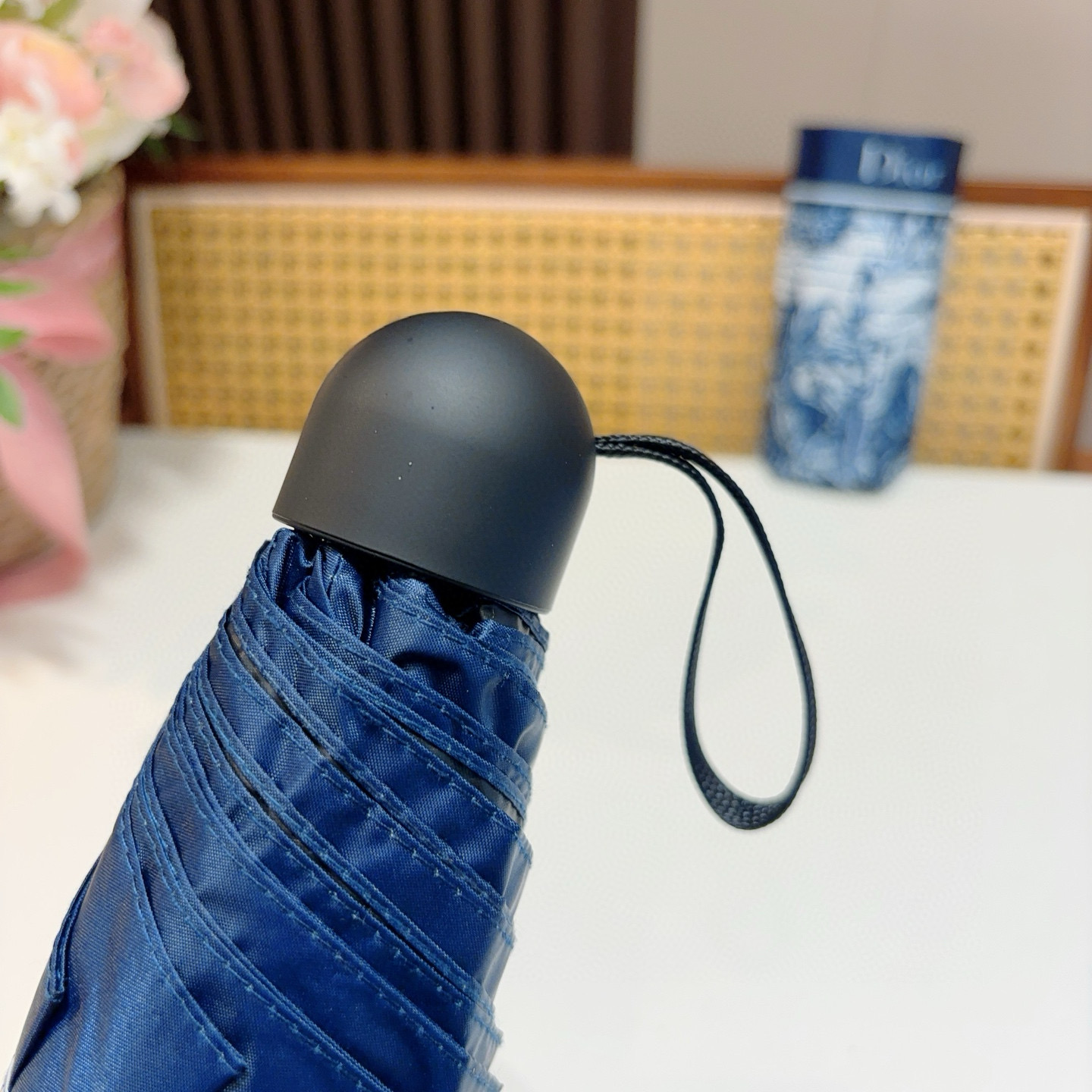  DIOR （迪奥） 五折手开折叠伞 超轻口袋 仅18cm  热卖款 时尚指数爆表 无论晴天雨天使用都相