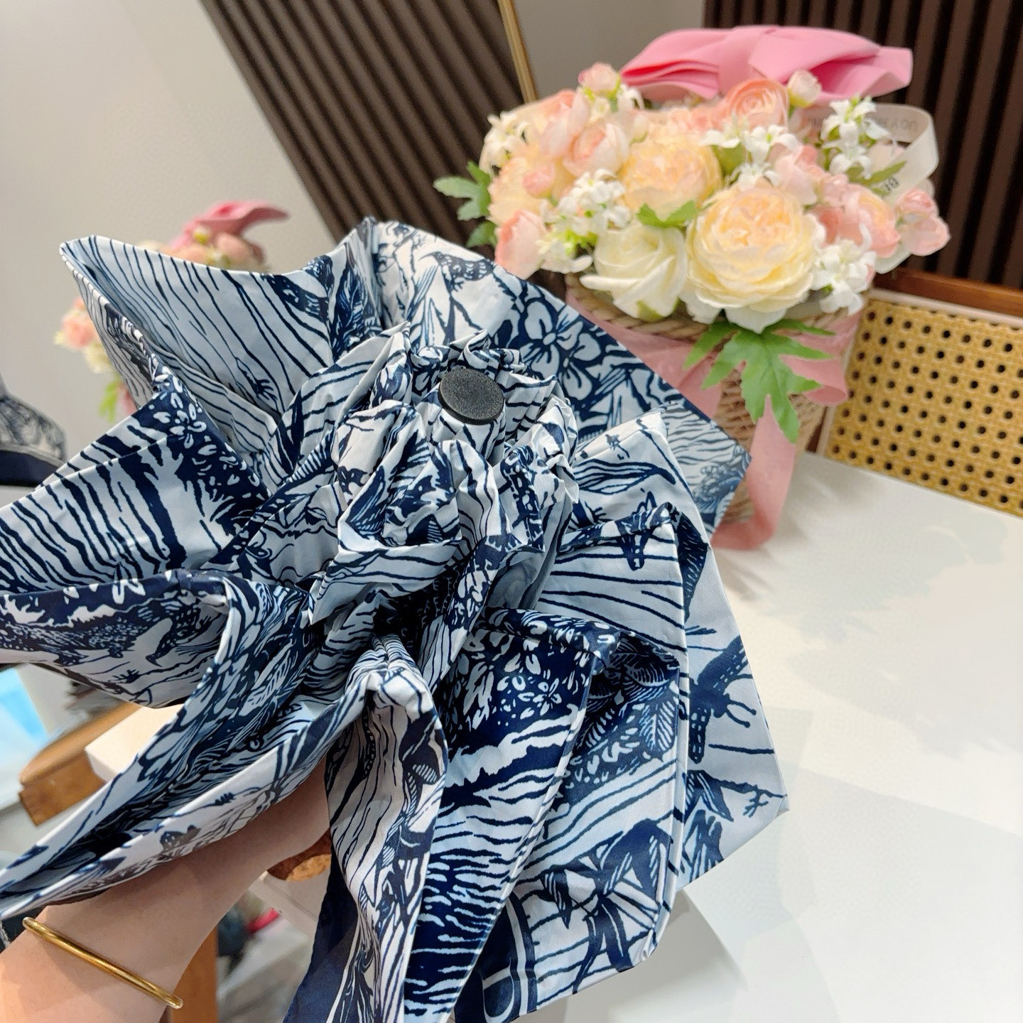  DIOR （迪奥） 五折手开折叠伞 超轻口袋 仅18cm  热卖款 时尚指数爆表 无论晴天雨天使用都相