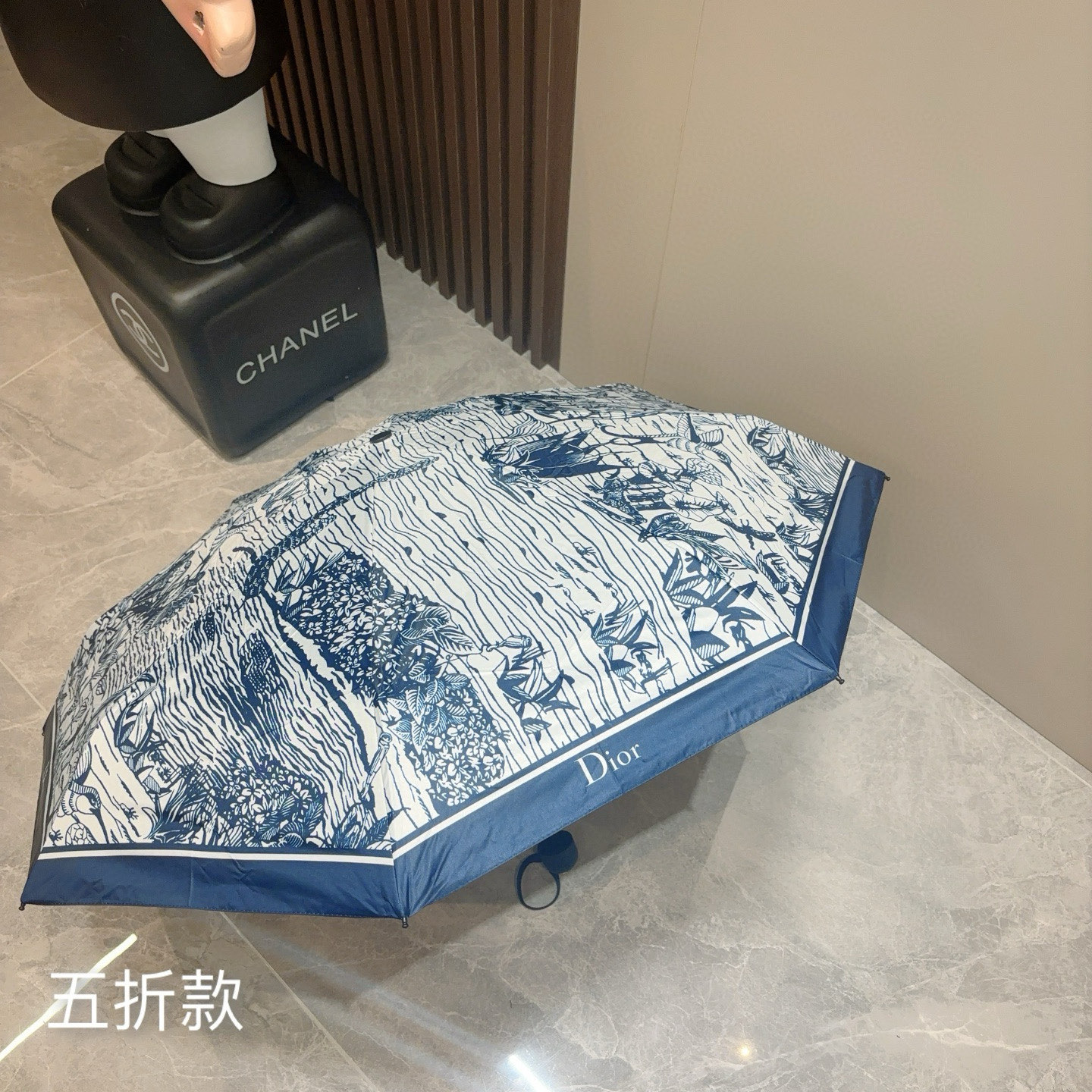  DIOR （迪奥） 五折手开折叠伞 超轻口袋 仅18cm  热卖款 时尚指数爆表 无论晴天雨天使用都相
