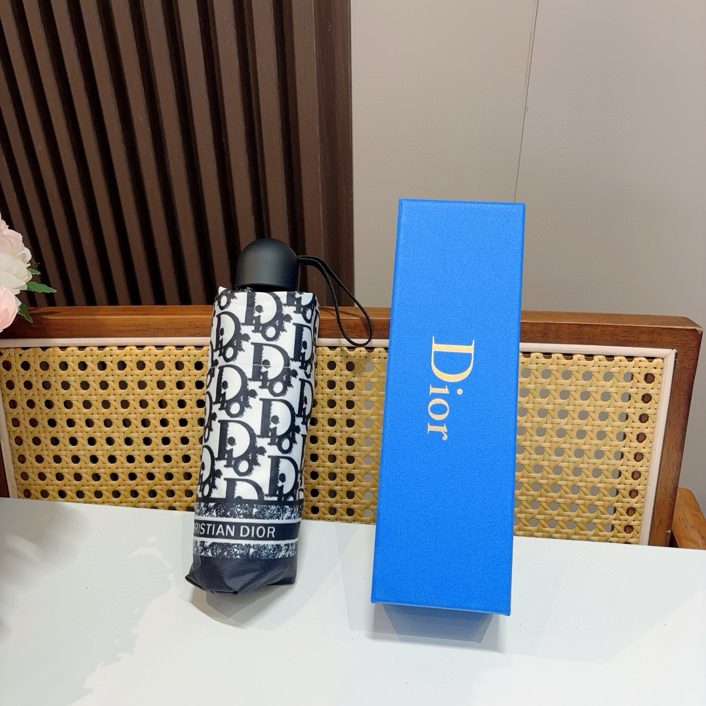  DIOR （迪奥） 五折手开折叠伞 超轻口袋 仅18cm  热卖款 时尚指数爆表 无论晴天雨天使用都相