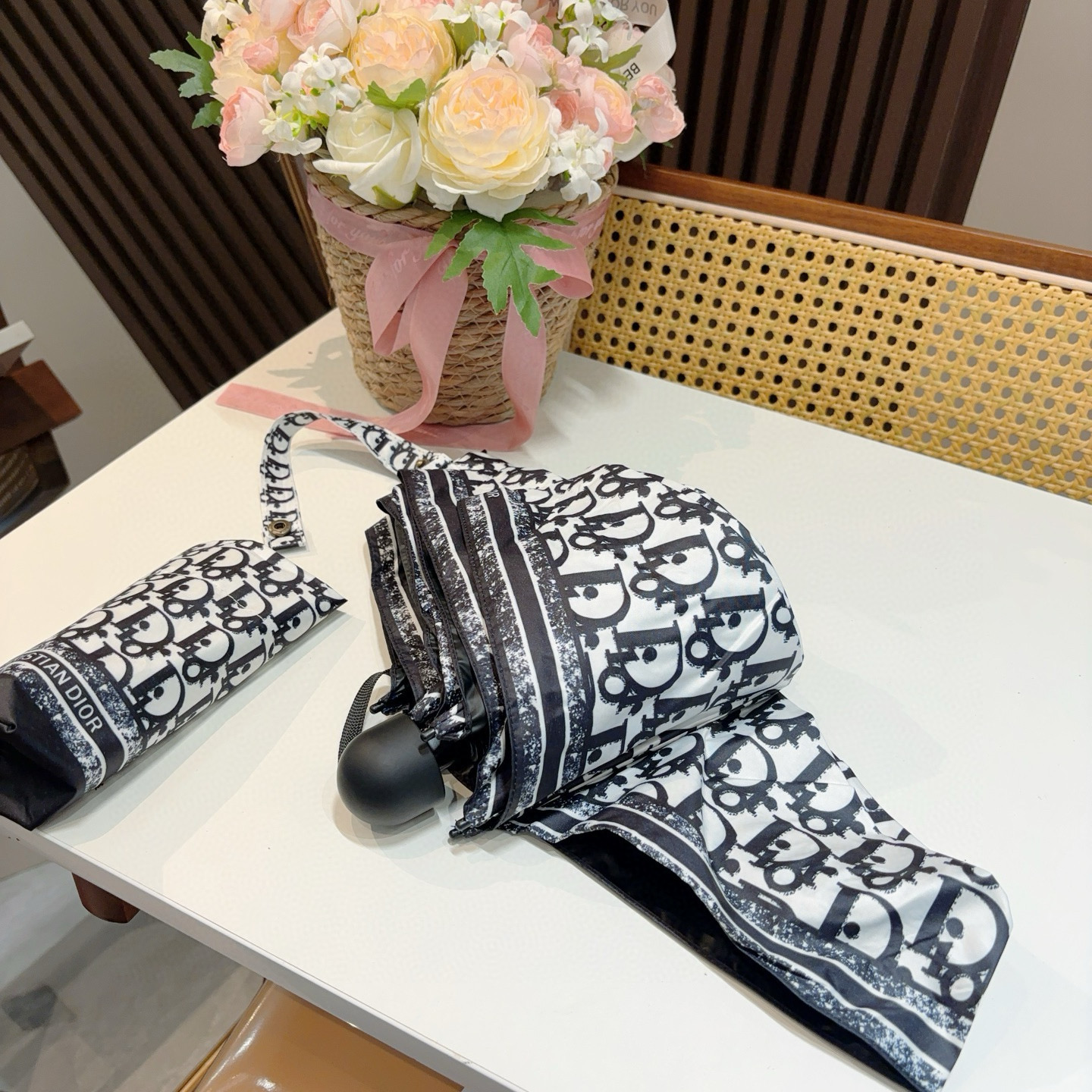  DIOR （迪奥） 五折手开折叠伞 超轻口袋 仅18cm  热卖款 时尚指数爆表 无论晴天雨天使用都相