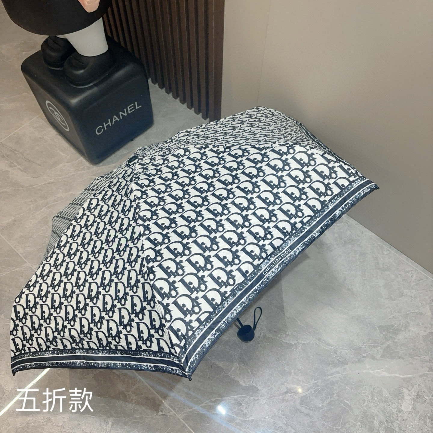  DIOR （迪奥） 五折手开折叠伞 超轻口袋 仅18cm  热卖款 时尚指数爆表 无论晴天雨天使用都相