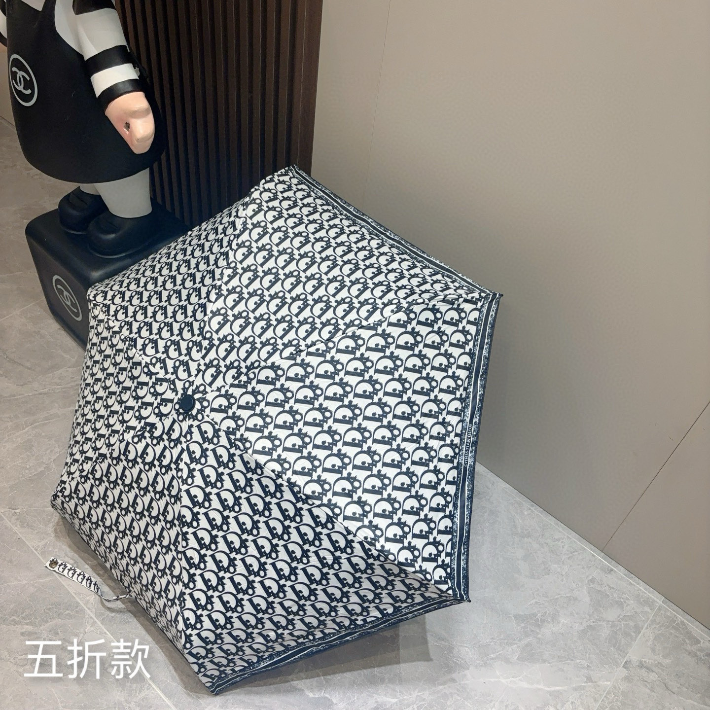  DIOR （迪奥） 五折手开折叠伞 超轻口袋 仅18cm  热卖款 时尚指数爆表 无论晴天雨天使用都相