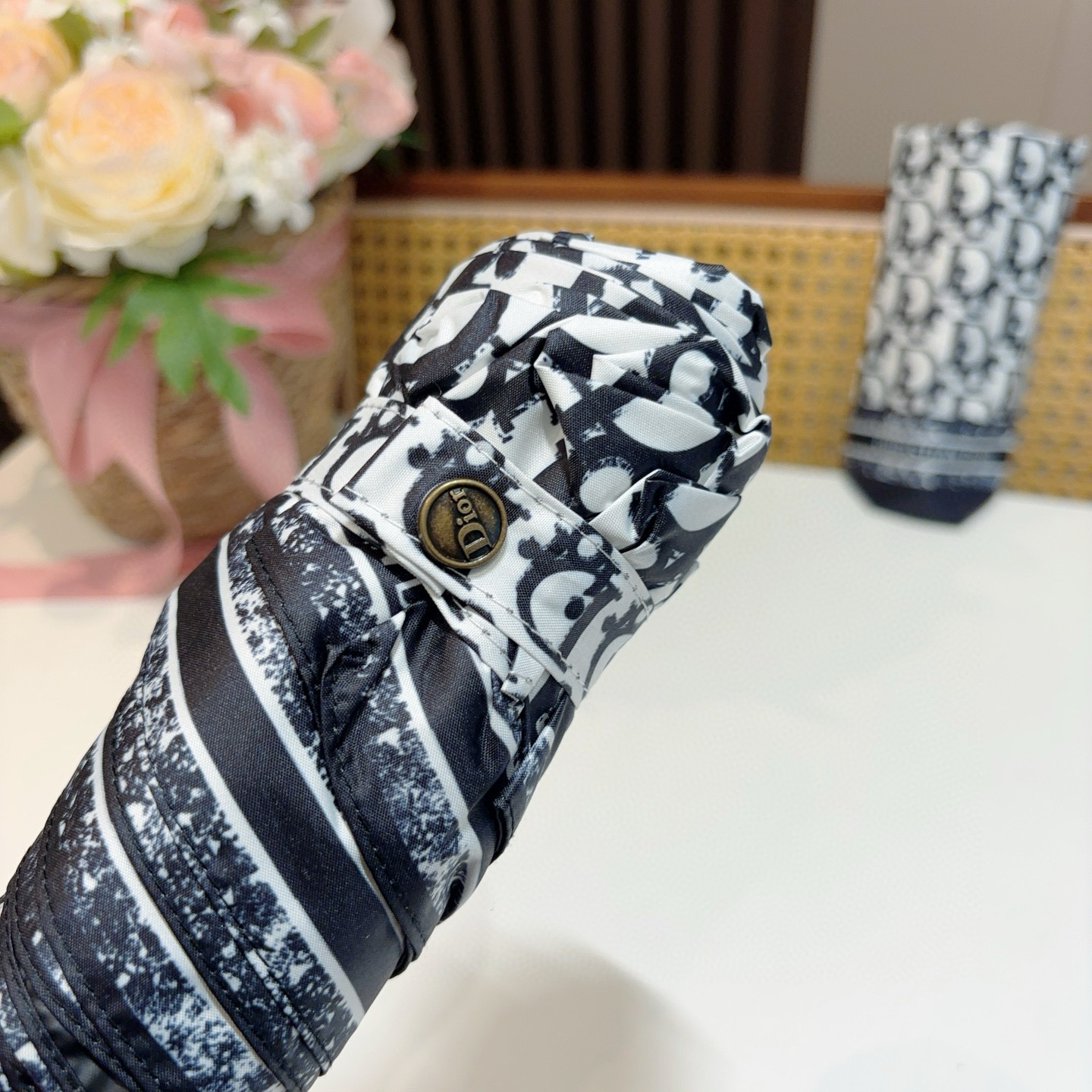  DIOR （迪奥） 五折手开折叠伞 超轻口袋 仅18cm  热卖款 时尚指数爆表 无论晴天雨天使用都相