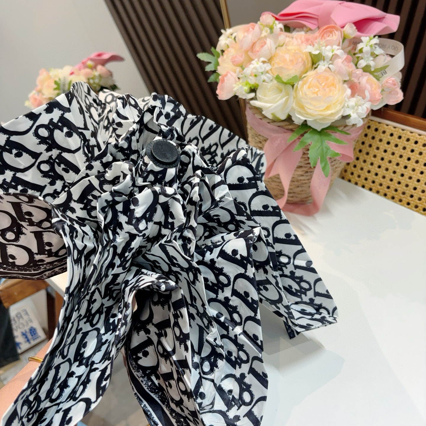  DIOR （迪奥） 五折手开折叠伞 超轻口袋 仅18cm  热卖款 时尚指数爆表 无论晴天雨天使用都相