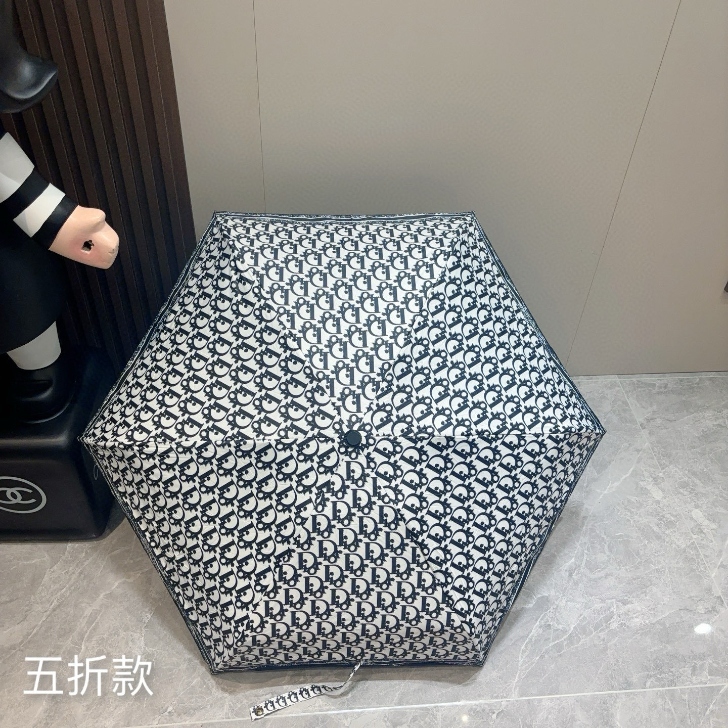  DIOR （迪奥） 五折手开折叠伞 超轻口袋 仅18cm  热卖款 时尚指数爆表 无论晴天雨天使用都相