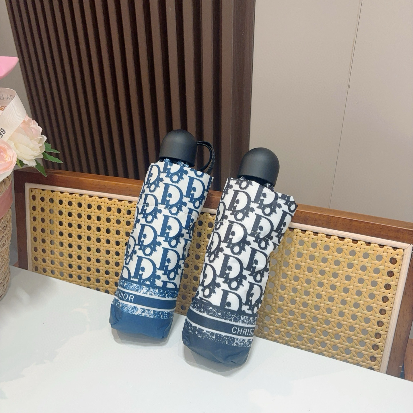  DIOR （迪奥） 五折手开折叠伞 超轻口袋 仅18cm  热卖款 时尚指数爆表 无论晴天雨天使用都相