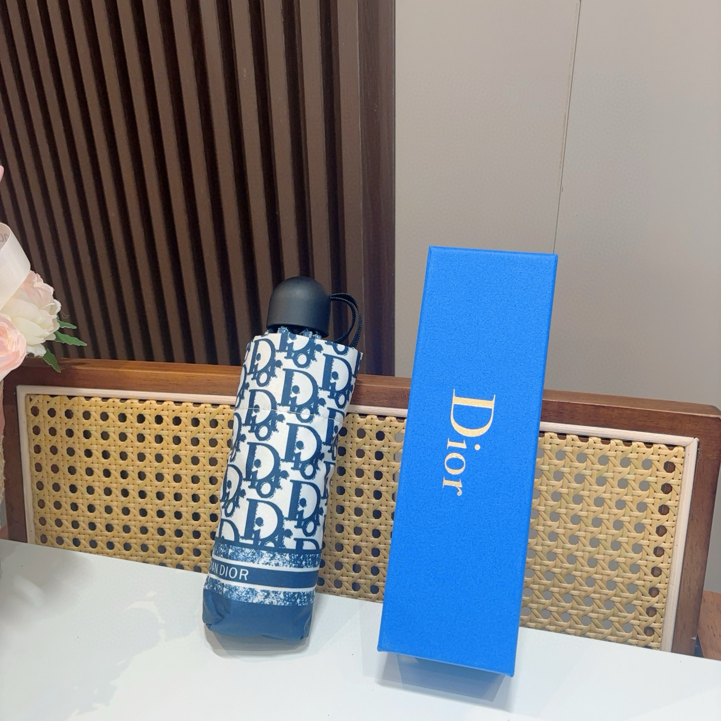 DIOR （迪奥） 五折手开折叠伞 超轻口袋 仅18cm  热卖款 时尚指数爆表 无论晴天雨天使用都相