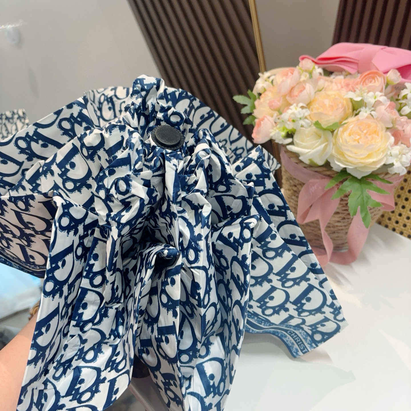  DIOR （迪奥） 五折手开折叠伞 超轻口袋 仅18cm  热卖款 时尚指数爆表 无论晴天雨天使用都相