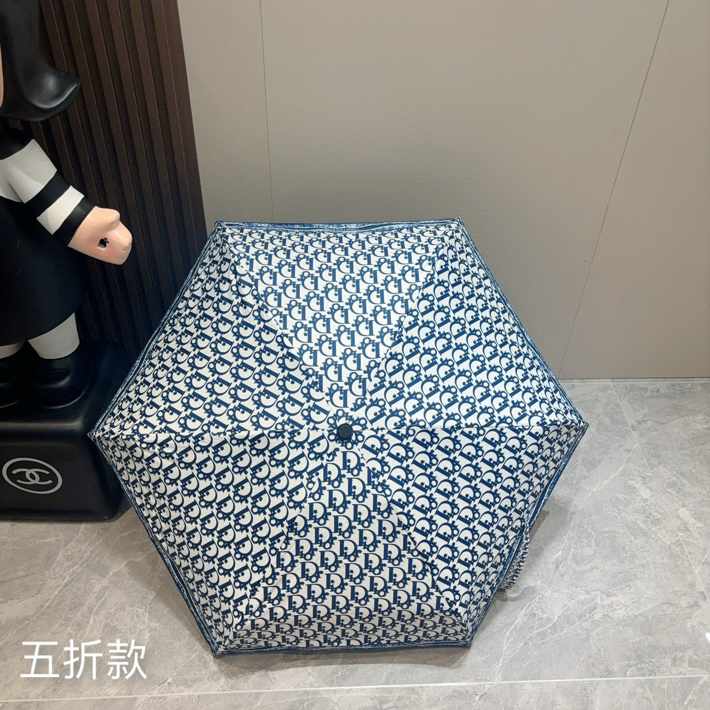  DIOR （迪奥） 五折手开折叠伞 超轻口袋 仅18cm  热卖款 时尚指数爆表 无论晴天雨天使用都相