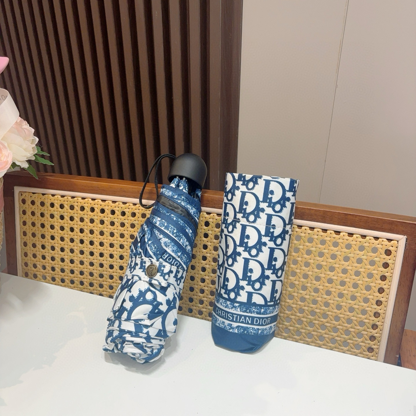  DIOR （迪奥） 五折手开折叠伞 超轻口袋 仅18cm  热卖款 时尚指数爆表 无论晴天雨天使用都相
