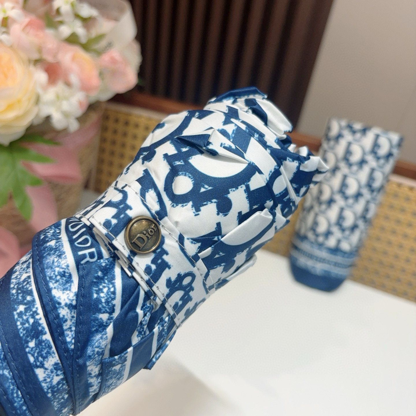  DIOR （迪奥） 五折手开折叠伞 超轻口袋 仅18cm  热卖款 时尚指数爆表 无论晴天雨天使用都相