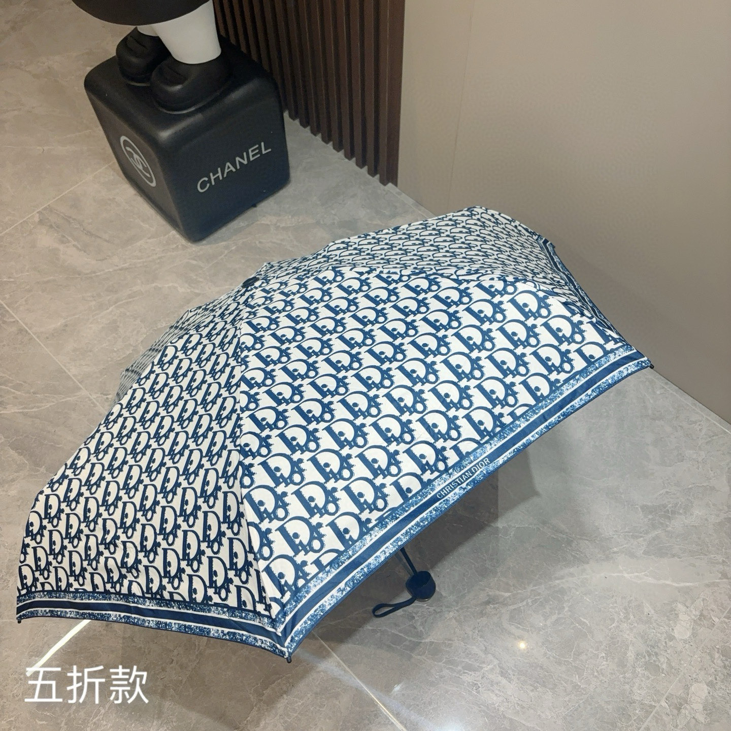  DIOR （迪奥） 五折手开折叠伞 超轻口袋 仅18cm  热卖款 时尚指数爆表 无论晴天雨天使用都相
