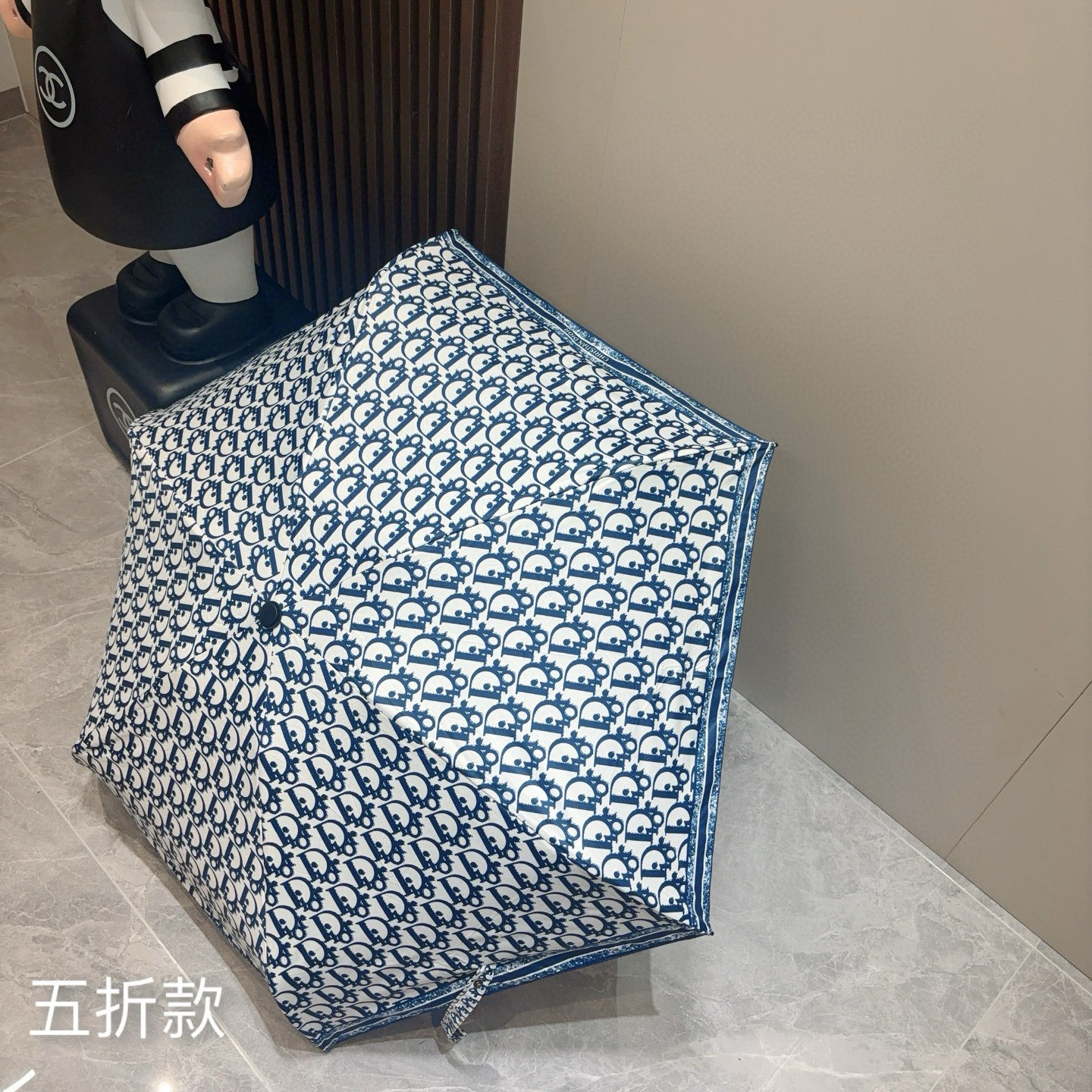  DIOR （迪奥） 五折手开折叠伞 超轻口袋 仅18cm  热卖款 时尚指数爆表 无论晴天雨天使用都相