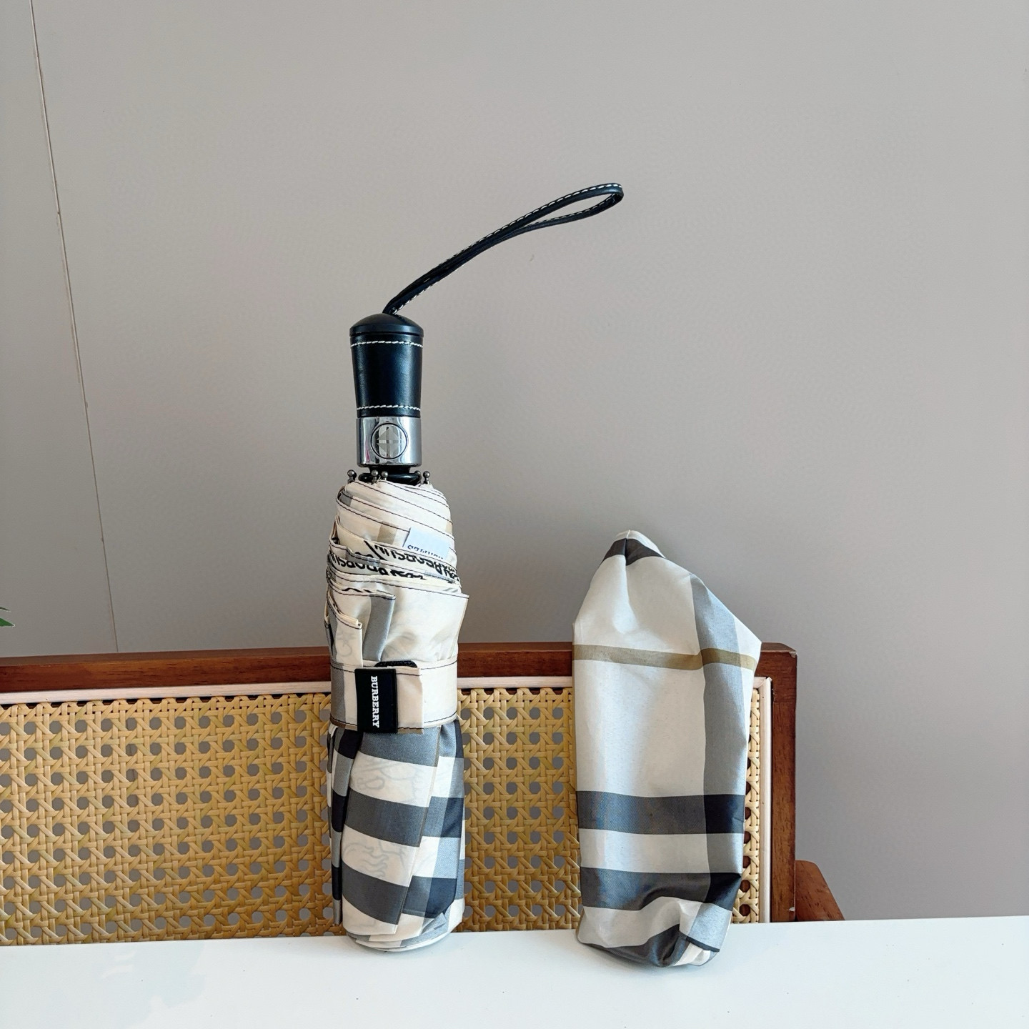  BURBERRY（巴宝莉） 三折自动折叠晴雨伞 年度巅峰之作 经典 高雅 时髦 这就是被称为英国BUR