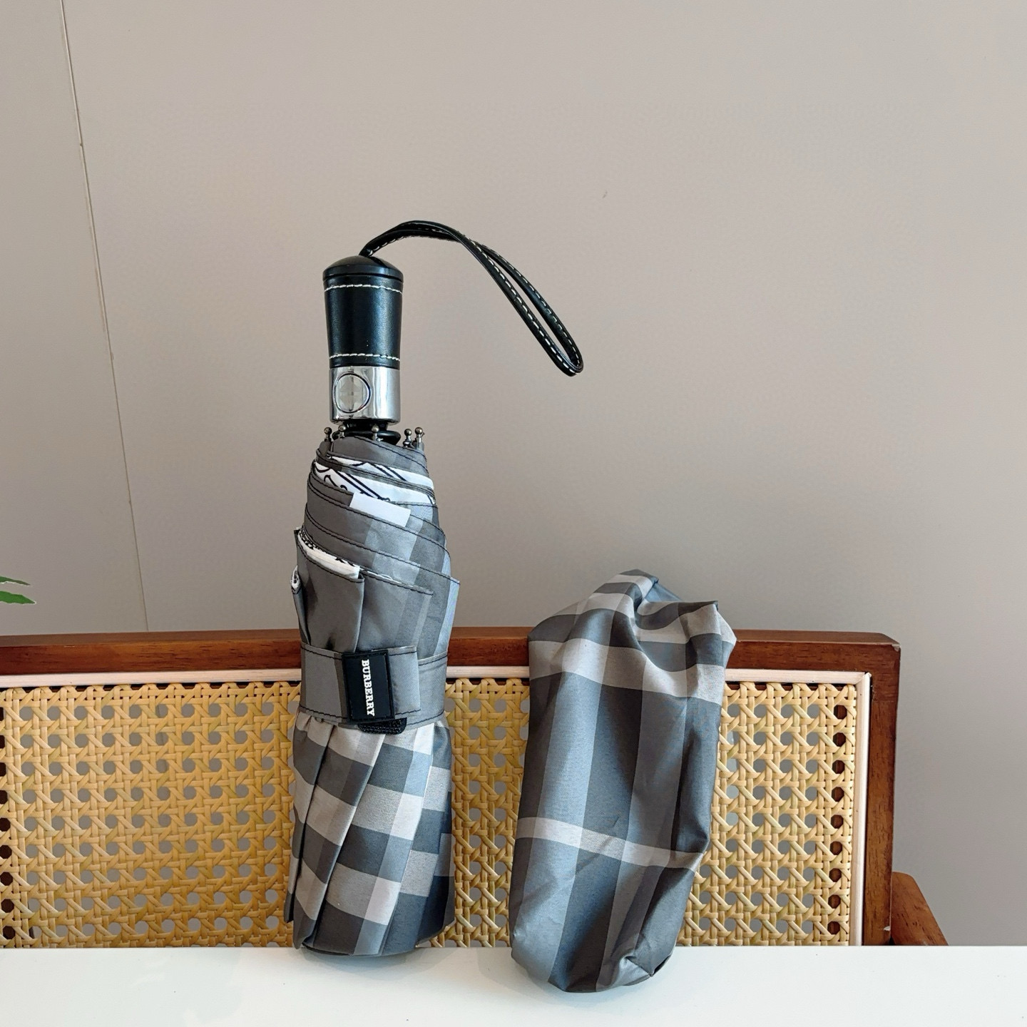  BURBERRY（巴宝莉） 三折自动折叠晴雨伞 年度巅峰之作 经典 高雅 时髦 这就是被称为英国BUR