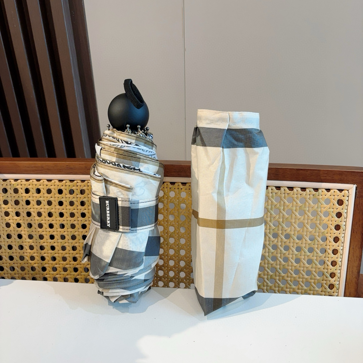  BURBERRY（巴宝莉）经典格纹 五折手动折叠晴雨伞 选用台湾进口UV防紫外线伞布 原单代工级品质 