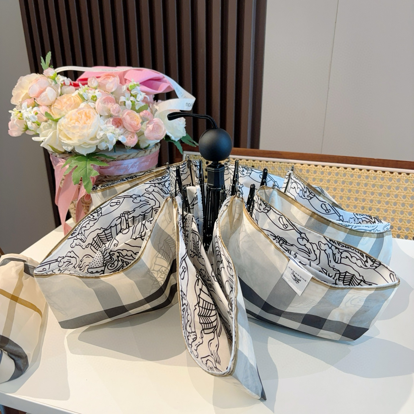  BURBERRY（巴宝莉）经典格纹 五折手动折叠晴雨伞 选用台湾进口UV防紫外线伞布 原单代工级品质 