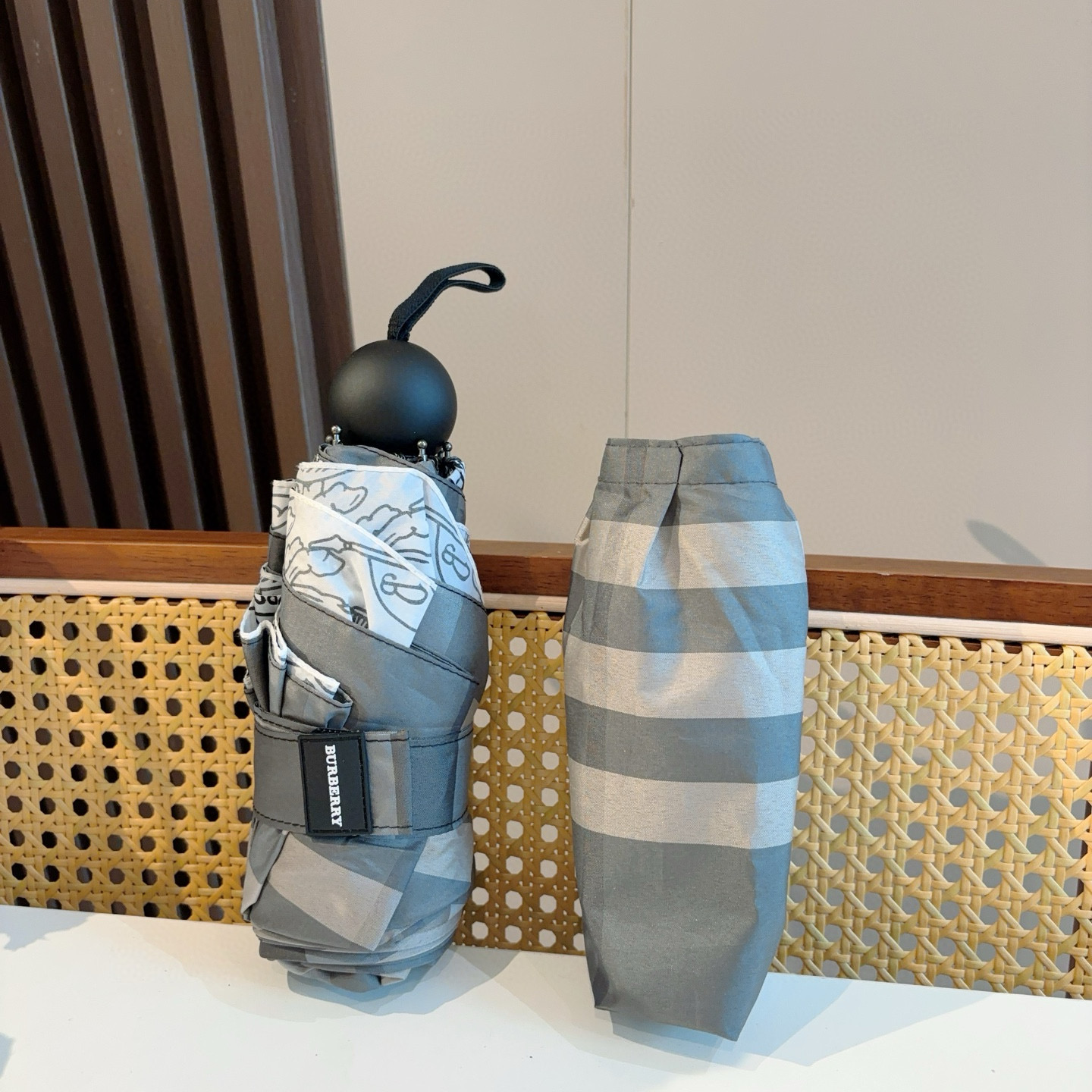  BURBERRY（巴宝莉）经典格纹 五折手动折叠晴雨伞 选用台湾进口UV防紫外线伞布 原单代工级品质 