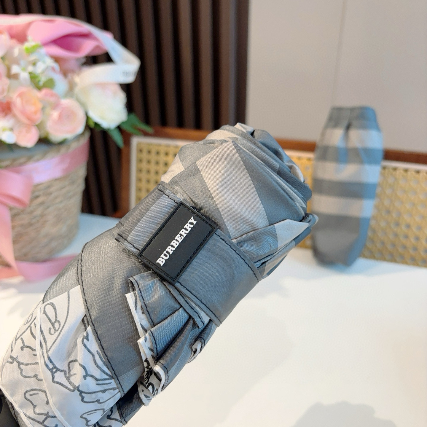  BURBERRY（巴宝莉）经典格纹 五折手动折叠晴雨伞 选用台湾进口UV防紫外线伞布 原单代工级品质 