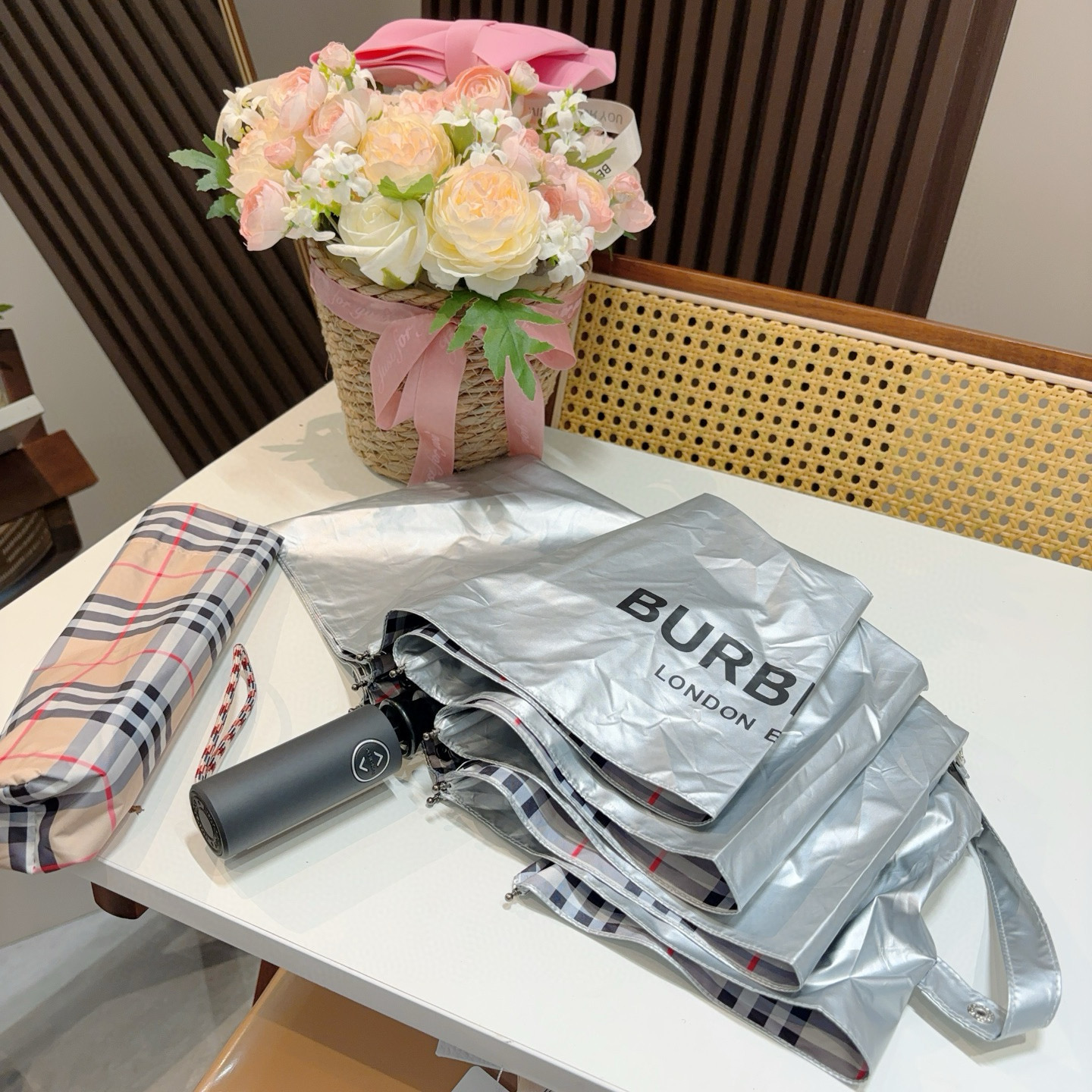   BURBERRY（巴宝莉） 三折自动折叠晴雨伞 年度巅峰之作 经典 高雅 时髦 这就是被称为英国BU