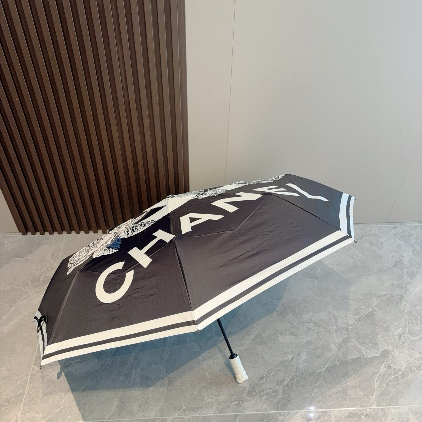   CHANEL（香奈儿） 新款玫瑰花头柄三折自动折叠晴雨伞 选用台湾进口UV防紫外线伞布 原单代工级品