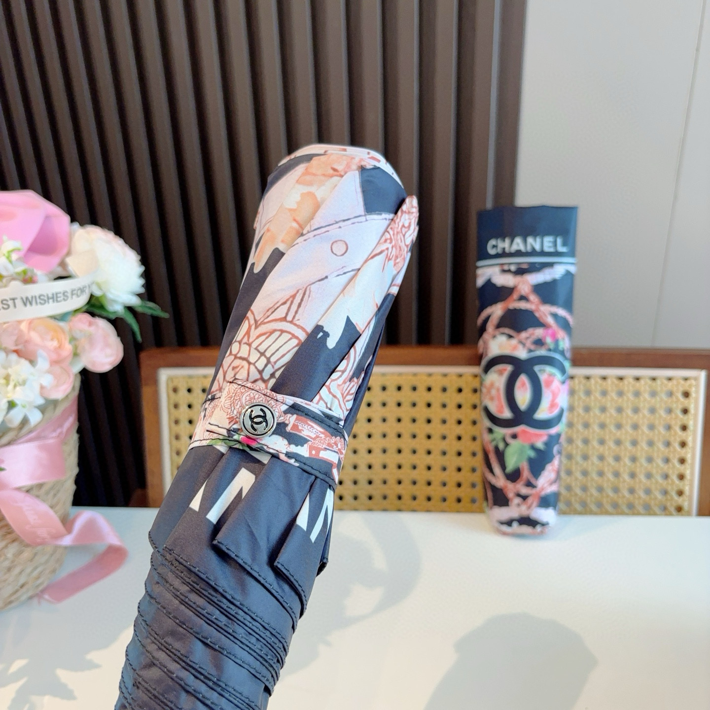 CHANEL（香奈儿）三折自动折叠晴雨伞 集合香奈儿灵魂LOGO为一体的设计风格高雅奢华 带在身上带来