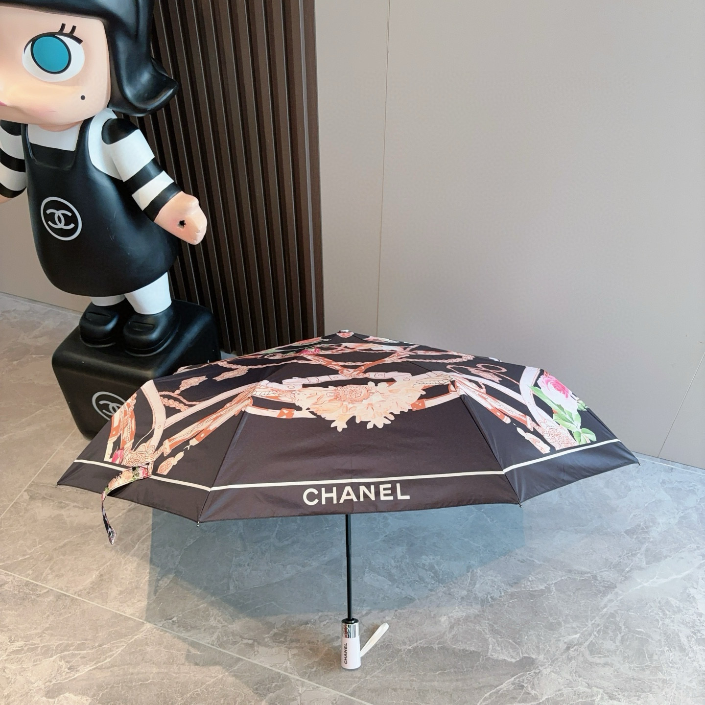  CHANEL（香奈儿）三折自动折叠晴雨伞 集合香奈儿灵魂LOGO为一体的设计风格高雅奢华 带在身上带来