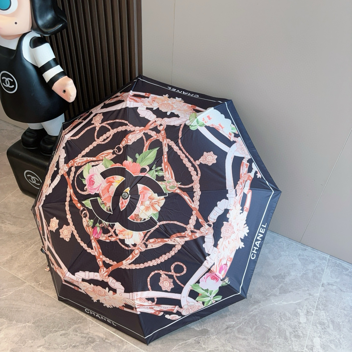  CHANEL（香奈儿）三折自动折叠晴雨伞 集合香奈儿灵魂LOGO为一体的设计风格高雅奢华 带在身上带来
