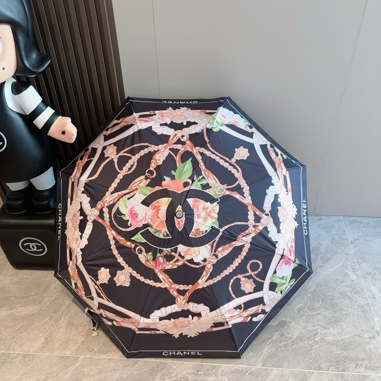  CHANEL（香奈儿）三折自动折叠晴雨伞 集合香奈儿灵魂LOGO为一体的设计风格高雅奢华 带在身上带来