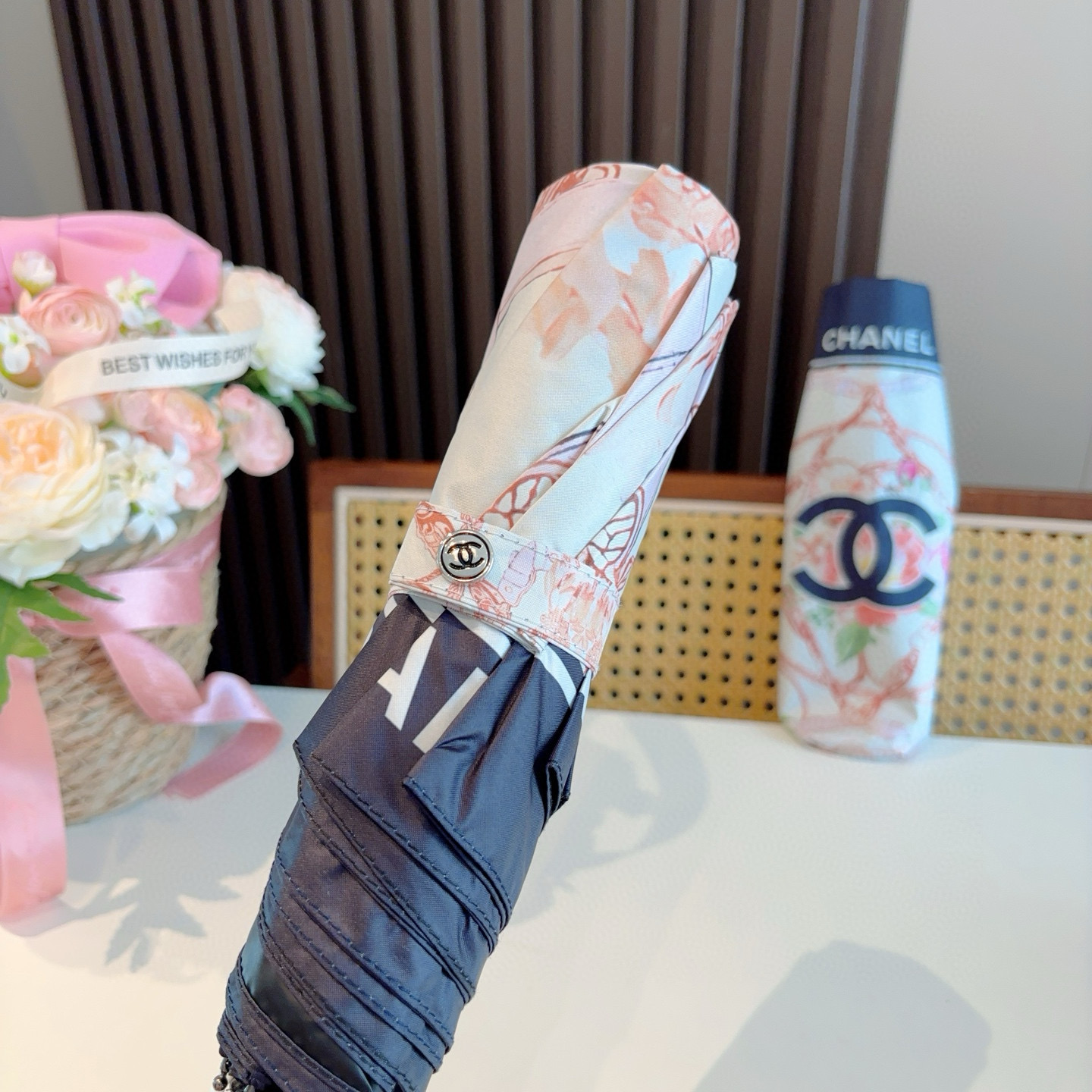  CHANEL（香奈儿）三折自动折叠晴雨伞 集合香奈儿灵魂LOGO为一体的设计风格高雅奢华 带在身上带来
