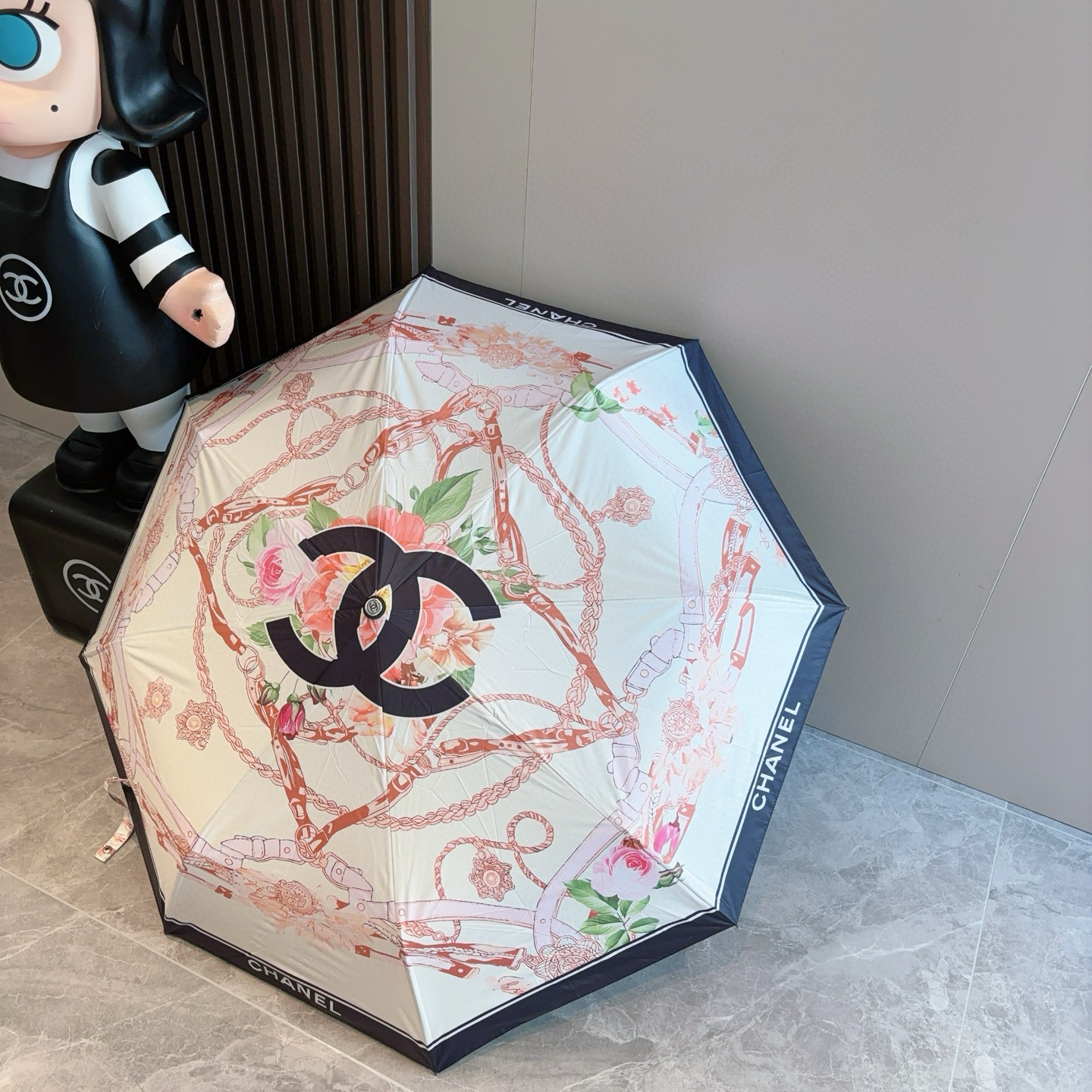  CHANEL（香奈儿）三折自动折叠晴雨伞 集合香奈儿灵魂LOGO为一体的设计风格高雅奢华 带在身上带来